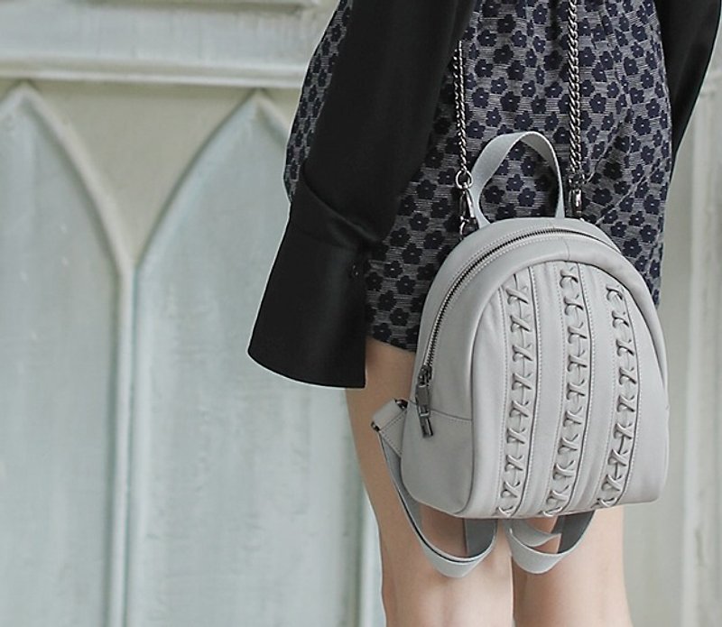 Personalized chain leather braided side back back leather dual-use bag gray - กระเป๋าเป้สะพายหลัง - หนังแท้ สีเทา