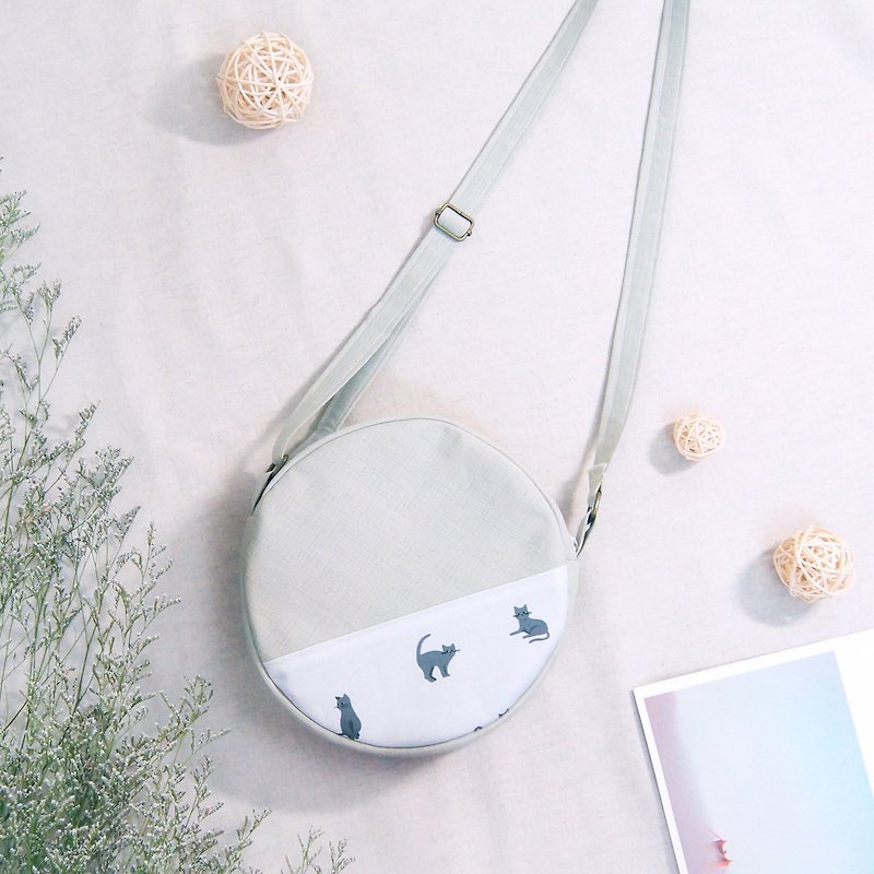 Handmade Summer Cat Print Shoulder Round Bag-Little White and Gray Cat - กระเป๋าแมสเซนเจอร์ - ผ้าฝ้าย/ผ้าลินิน ขาว