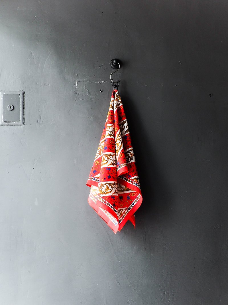River Water Mountain - elegant flames love Parisian woman antique silk scarf vintage scarf - ผ้าพันคอ - ผ้าไหม สีแดง