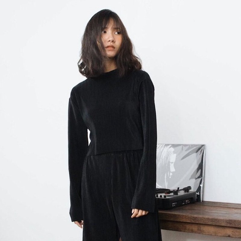MINIMAL BLACK PLEAT CROP BLOUSE TOP WITH HIGH NECK AND LONG SLEEVE - 女裝 上衣 - 其他材質 黑色