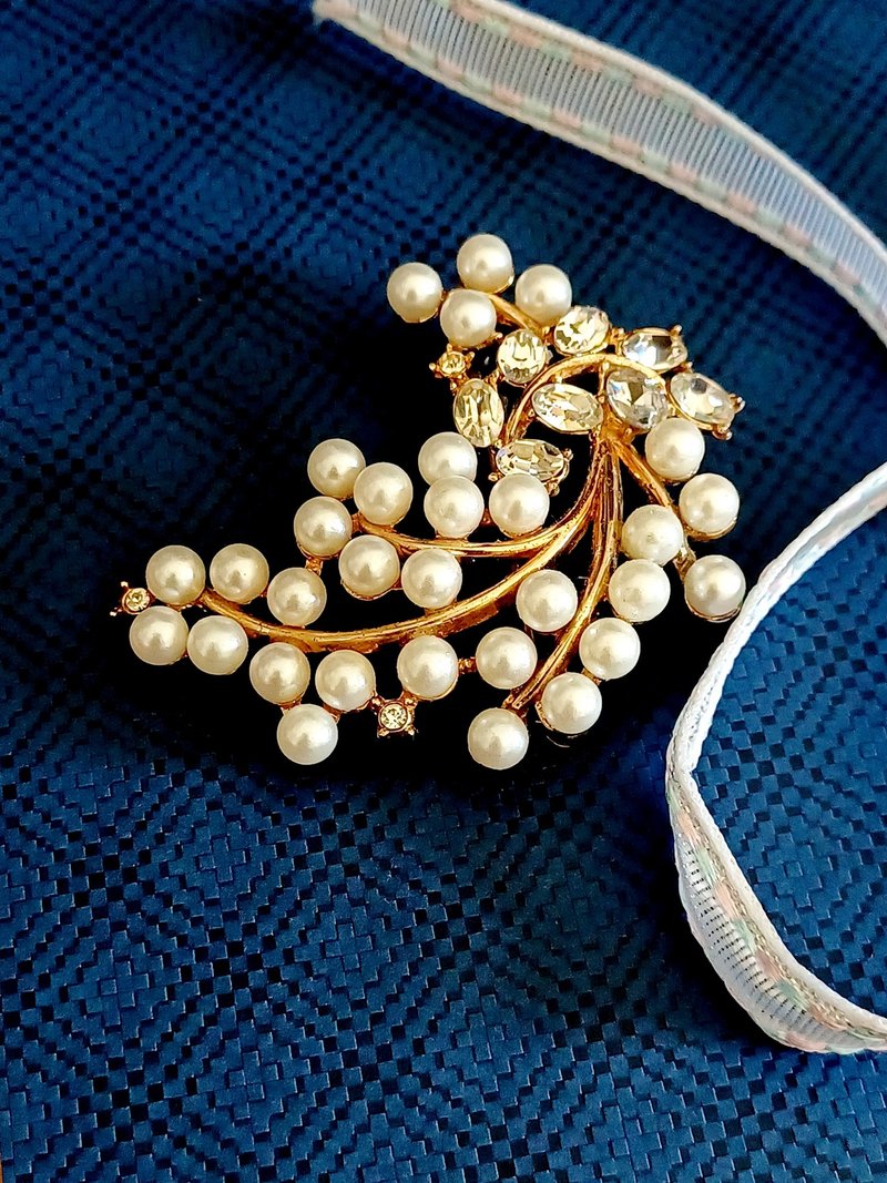 vintage jewelry Trifari 經典珍珠滿穗萊茵鑽 別針 - 胸針 - 其他金屬 