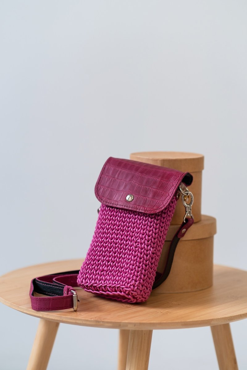 Pink crochet phone bag, small crossbody bag, minibag - กระเป๋าถือ - หนังแท้ สึชมพู