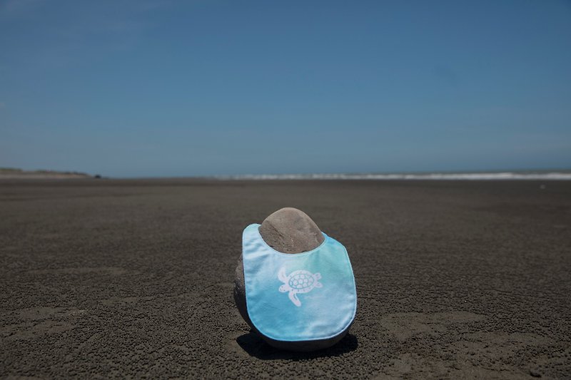 Baby Slobber Sea Turtle 【Small Island and Ocean】 - ผ้ากันเปื้อน - วัสดุอื่นๆ สีน้ำเงิน