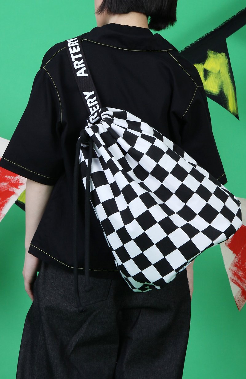 ARTERY LOGO BUCKET BAG Checkerboard Bucket Bag - Black and White - กระเป๋าแมสเซนเจอร์ - ผ้าฝ้าย/ผ้าลินิน สีดำ