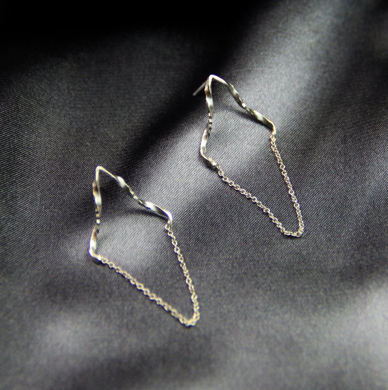 Wishing Bone Series / Small-Wishing Bone Hammered Earrings / Silver Gifts - Earrings & Clip-ons - Other Metals Silver