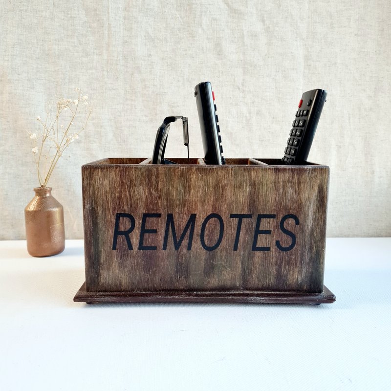 Farmhouse remote holder Remote control holder with grey felt bottom inside - 居家收納/收納盒/儲物盒 - 木頭 卡其色