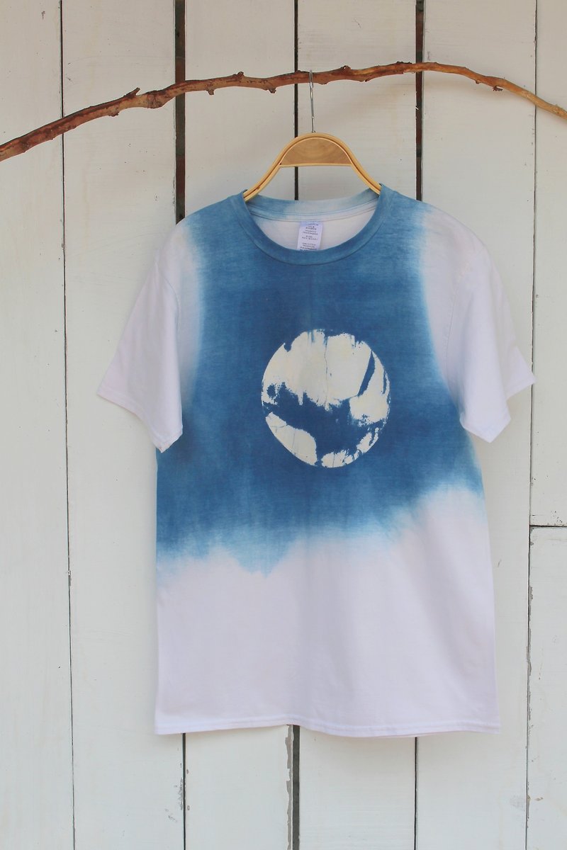 Free to stain isvara handmade blue dye universe series lunar cotton T-shirt - เสื้อฮู้ด - ผ้าฝ้าย/ผ้าลินิน สีน้ำเงิน