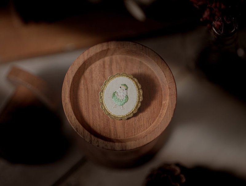 ni.kou Bronze embroidered brooch brooch small parrot peach face lovebirds - green gold top - เข็มกลัด - ทองแดงทองเหลือง 