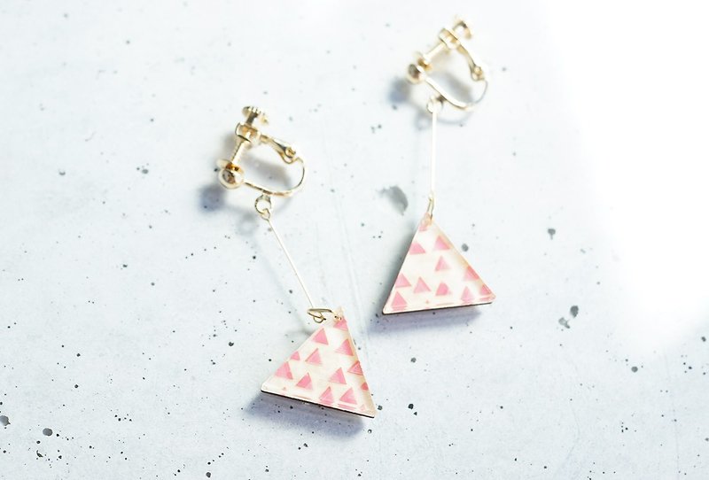 Swing San Kaku tsubutsubu earrings / PINK - Earrings & Clip-ons - Wood Pink
