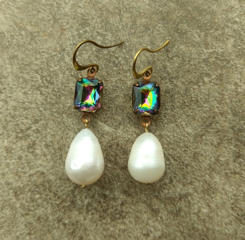 Vintage Glass and Baroque Pearl Drop Earrings - ต่างหู - โลหะ 