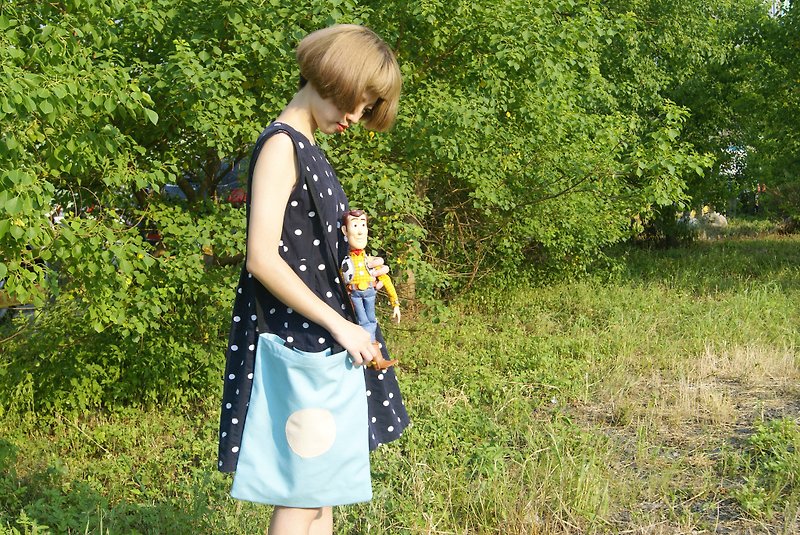 日系圓點帆布兩用袋 / 好天氣的女子（水藍色） - 側背包/斜背包 - 棉．麻 藍色
