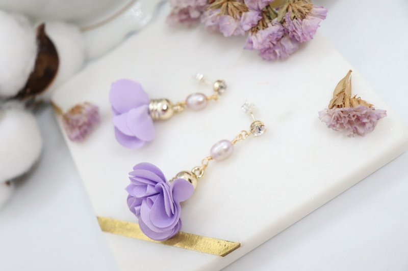 Light Purple Petal Tassel & Freshwater Pearl 925 Silver Post Earrings - 耳環/耳夾/耳骨夾 - 珍珠 