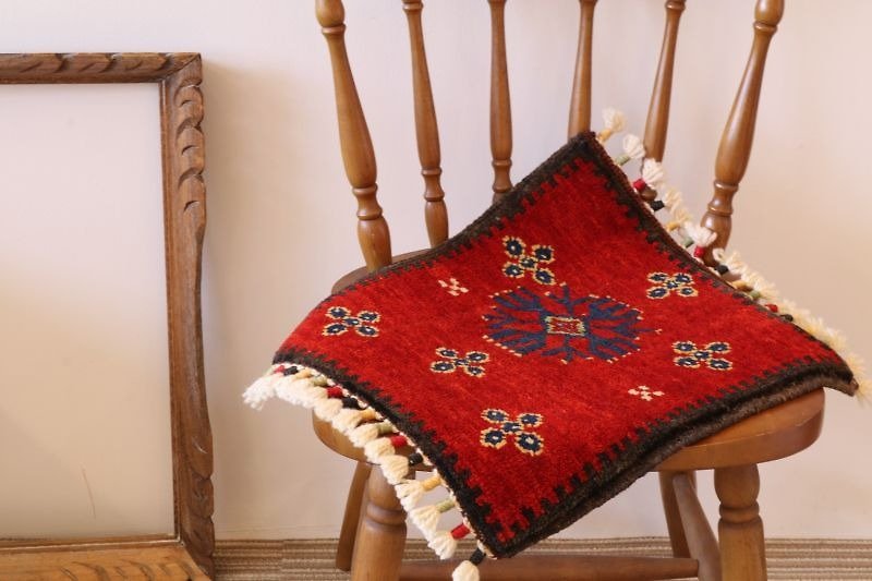 Deep red plant dyeing wool rugs cushion size hand-woven kilims - ผ้าห่ม - วัสดุอื่นๆ สีแดง