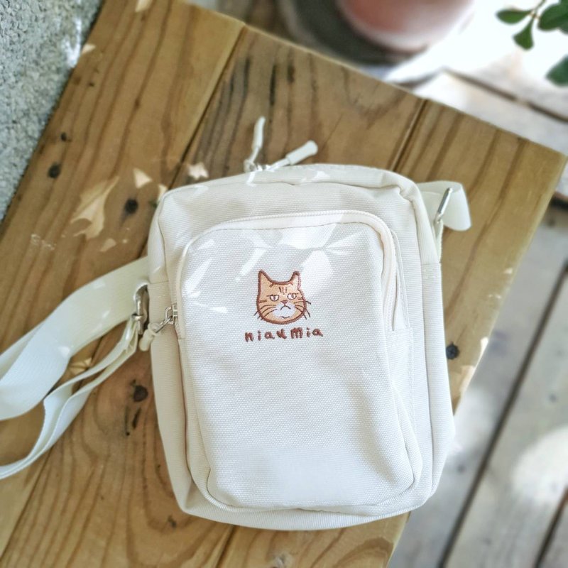 Mid-size water-repellent nylon crossbody bag with embroidery pattern (off-white) / Smelly Orange Cat - กระเป๋าแมสเซนเจอร์ - ไนลอน ขาว