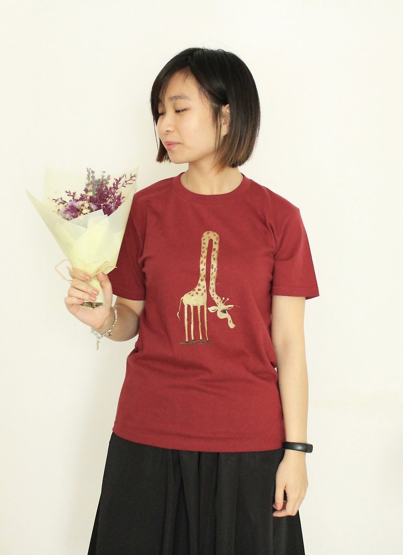 抬不起頭來的長頸鹿 - 手作絲印 + PrintStar日本厚磅Tee - 女 T 恤 - 棉．麻 紅色