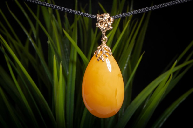 Exquisite Baltic Amber Pendant: Nature's Gift - Handcrafted Yellow Organic - สร้อยคอ - เครื่องประดับพลอย สีเหลือง