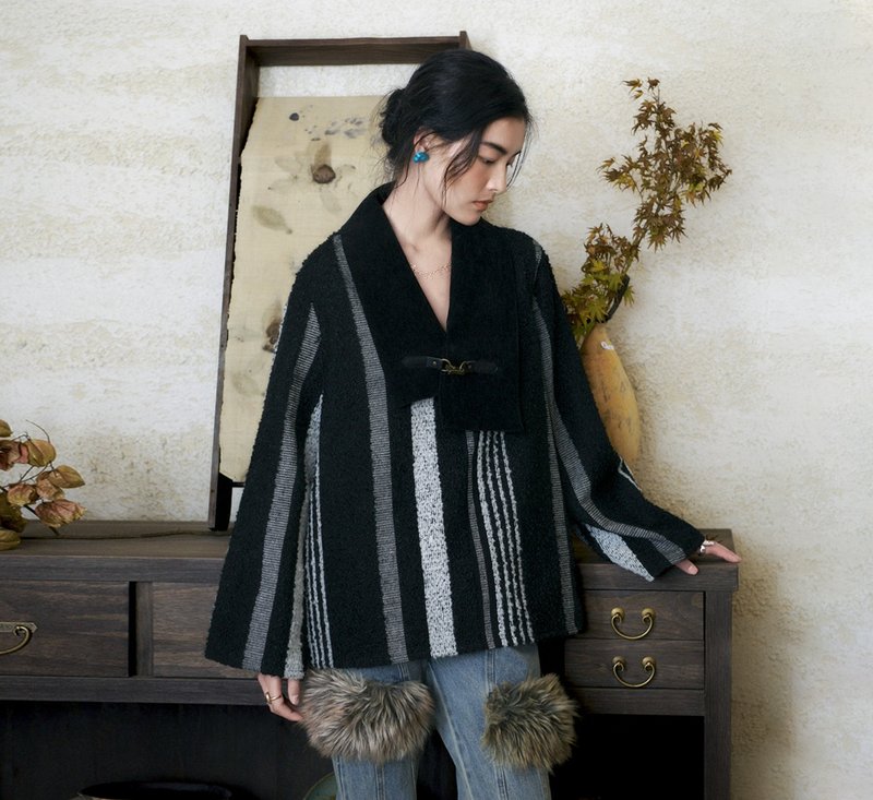 Winds at Four Thousand Meters: New Chinese Retro Tibetan Style Striped Pulu Coat - เสื้อสูท/เสื้อคลุมยาว - วัสดุอื่นๆ สีดำ