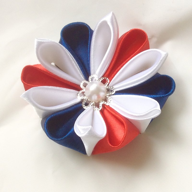 Red white blue kanzashi flower. Red white blue ribbon flower lapel pin. Red white blue kanzashi flower lapel pin. kanzashi flower brooch. - เข็มกลัด - ผ้าไหม หลากหลายสี