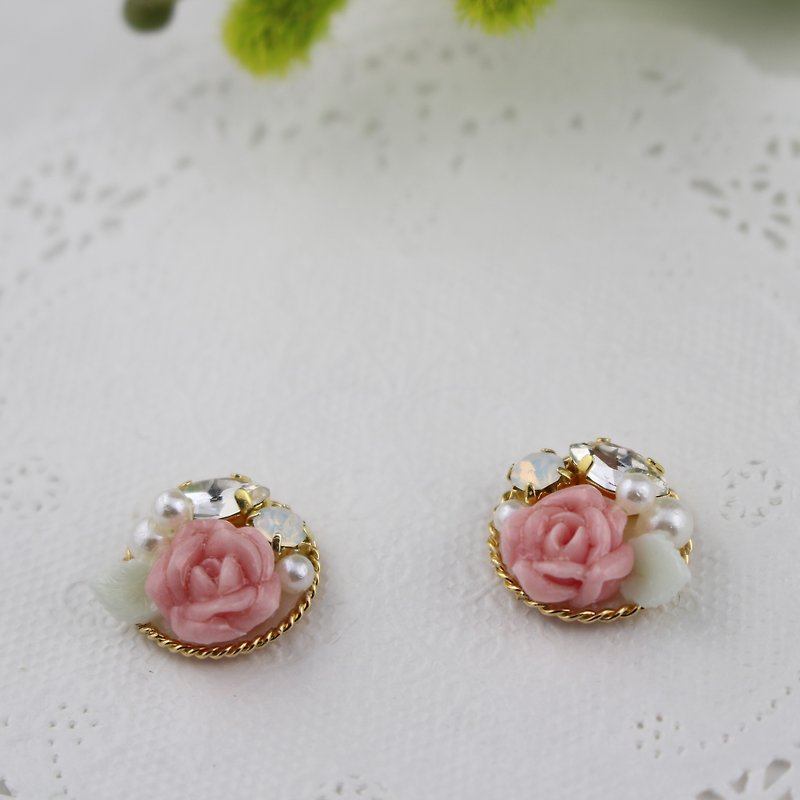 ピンクのバラとビジューとパールのイヤリング - 耳環/耳夾 - 黏土 粉紅色