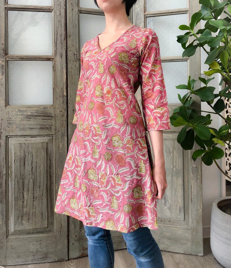 Season's Whisper Smoke Rose April Kurta - เสื้อผู้หญิง - ผ้าฝ้าย/ผ้าลินิน สึชมพู