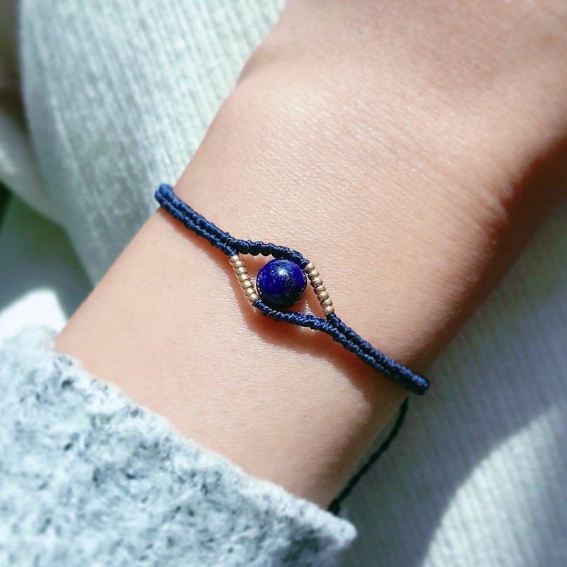 Stars in the night sky, Lapis lazuli macrame knot bracelet - สร้อยข้อมือ - ขี้ผึ้ง สีน้ำเงิน