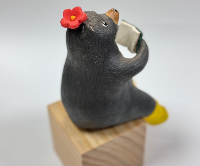 読書が大好きなタイワンツキノワグマのホワイト。 - ショップ 木白