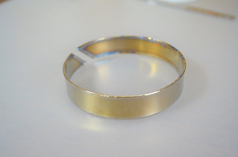 妖精の腕輪・金色の純チタンバングル・内径約７１ミリ - 手鍊/手環 - 其他金屬 金色
