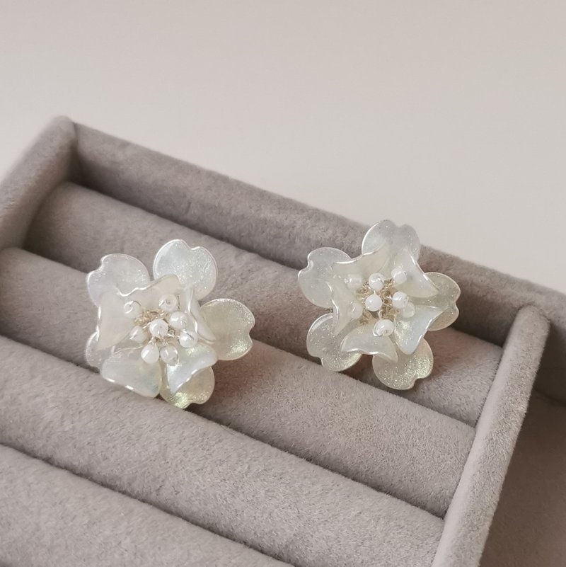 【Veverka】Plum Blossom-Pearl Color-Plum Blossom Ear Flower Making Liquid Crystal Flower Resin Flower Can Change Ears - Earrings & Clip-ons - Resin Multicolor