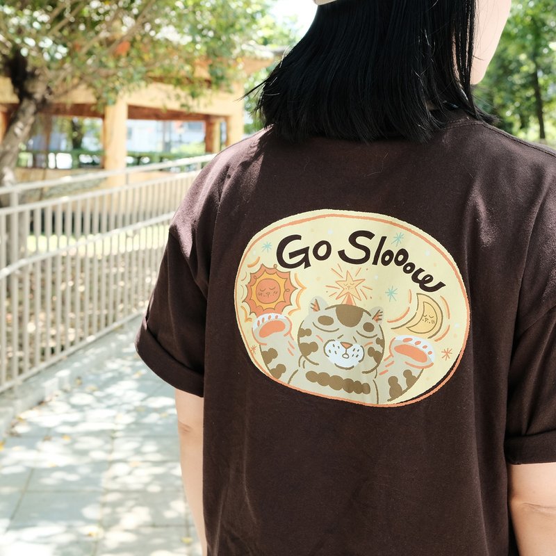 深咖貓島 T / 達吉 Go Slow - 女 T 恤 - 棉．麻 咖啡色