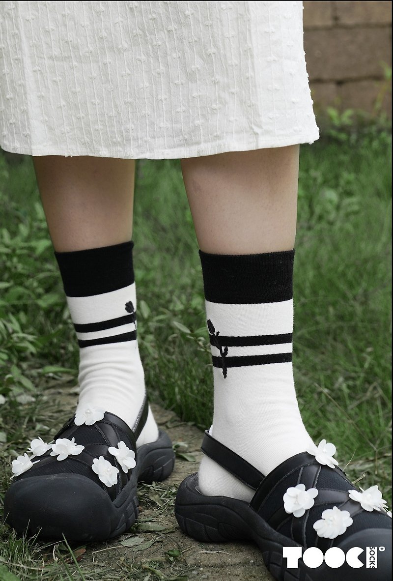TOOCI Design Line Black and White Rose Socks Mid-Cuff Socks Pure Cotton - Socks - Cotton & Hemp 