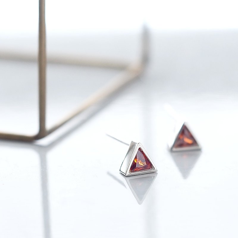 Garnet triangle earrings Silver 925 - ต่างหู - โลหะ สีแดง
