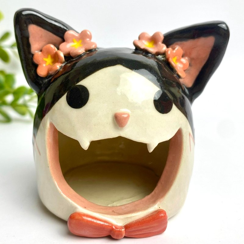 Handmade ceramic lamp burner, incense burner, cute cat - 花瓶/花器 - 陶 黑色