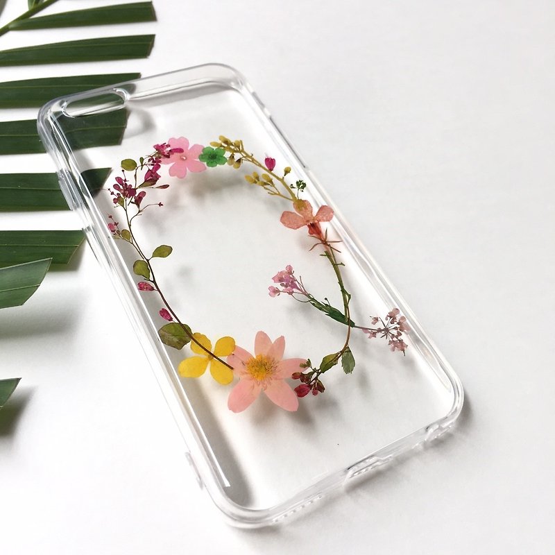 Q for Queenie - initial pressed flower phone case - เคส/ซองมือถือ - พืช/ดอกไม้ หลากหลายสี