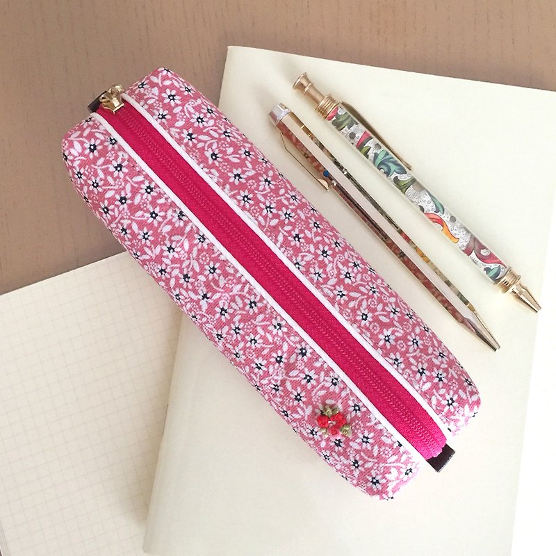 Pen Case with Japanese Traditional pattern, Kimono "Silk" - กล่องดินสอ/ถุงดินสอ - วัสดุอื่นๆ สึชมพู