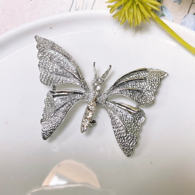 【西洋古董飾品】Sarah Cov. 霧銀蝴蝶 透明萊茵水鑽 胸章 胸針 - 胸針 - 貴金屬 銀色
