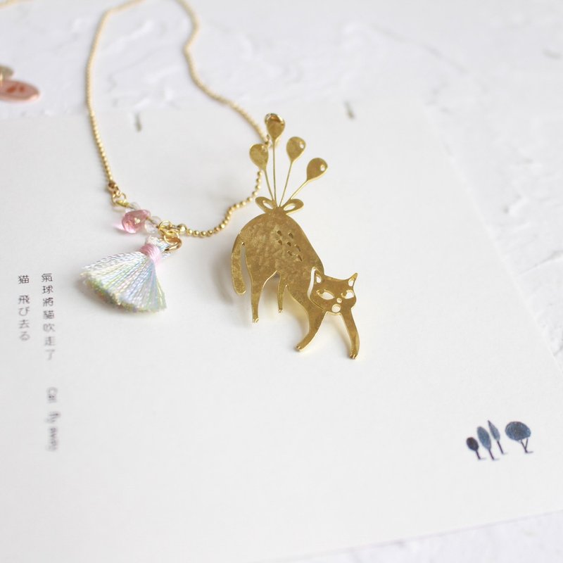 Cat hammered brass necklace Gift for cat lovers I Story_fly away - สร้อยคอ - ทองแดงทองเหลือง สีทอง