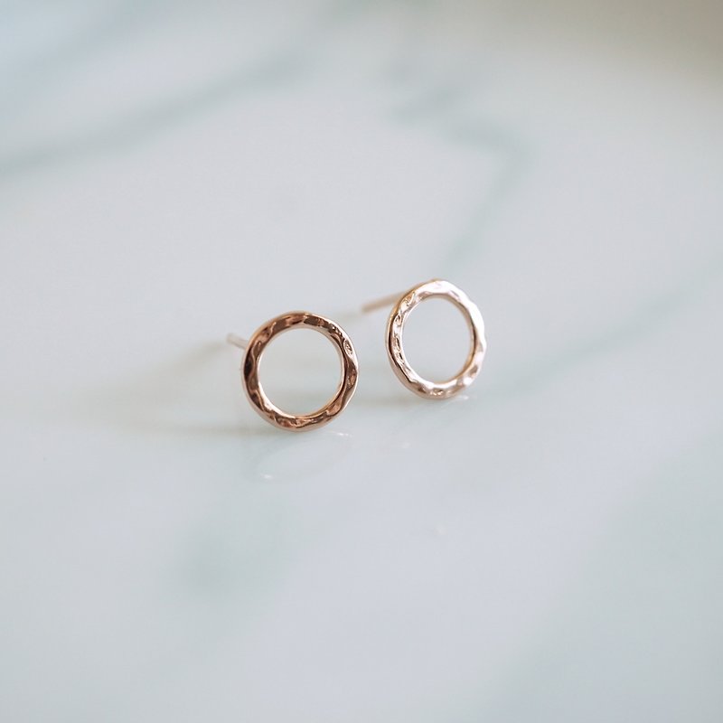 Hammered Circle Rose Gold Stud Earrings - ต่างหู - โลหะ สึชมพู