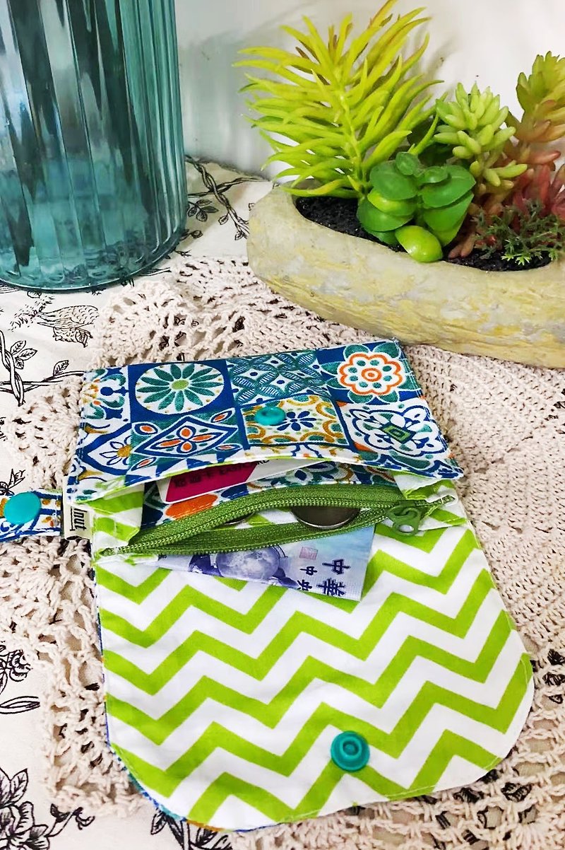 Nordic flower tile green pattern double-layer small storage bag small card cover storage multi-functional small bag coin purse - กระเป๋าสตางค์ - ผ้าฝ้าย/ผ้าลินิน สีเขียว