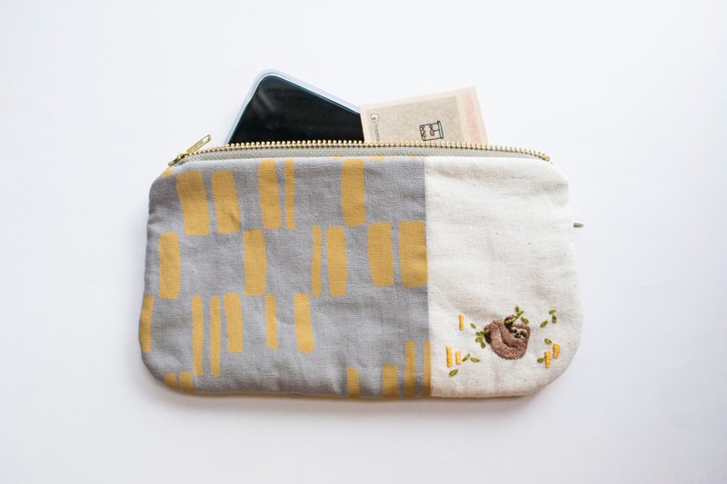 树懒胸針 Sloth Embroidered Zip Pouch- Block Print - 錢包/皮夾/長短夾 - 棉．麻 卡其色