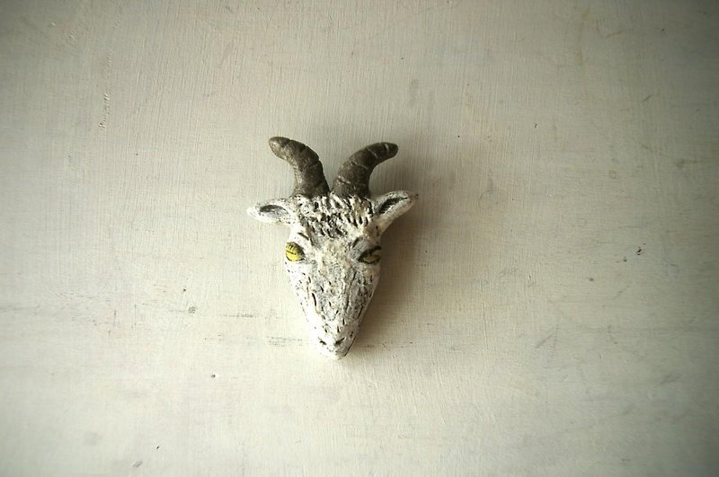 white goat broach 白ヤギのブローチ - Brooches - Pottery White