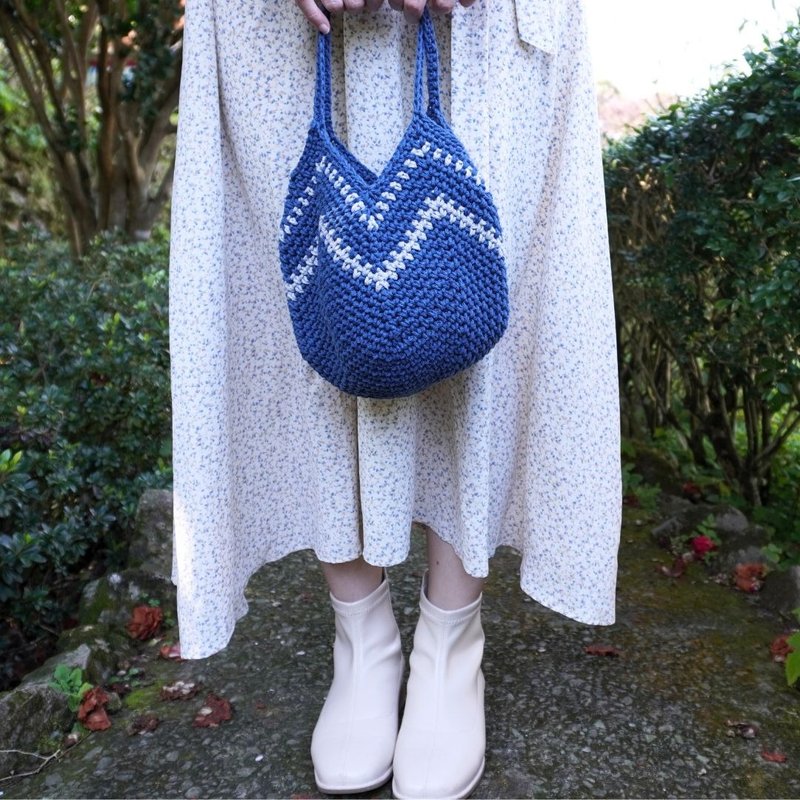 Water drop handbag/hollow cotton/two-color woven bag crocheted handmade carry-on bag bucket bag - กระเป๋าถือ - ผ้าฝ้าย/ผ้าลินิน สีน้ำเงิน