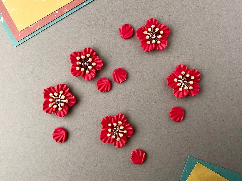 Plum flower brooch - เข็มกลัด - ดินเหนียว สีแดง