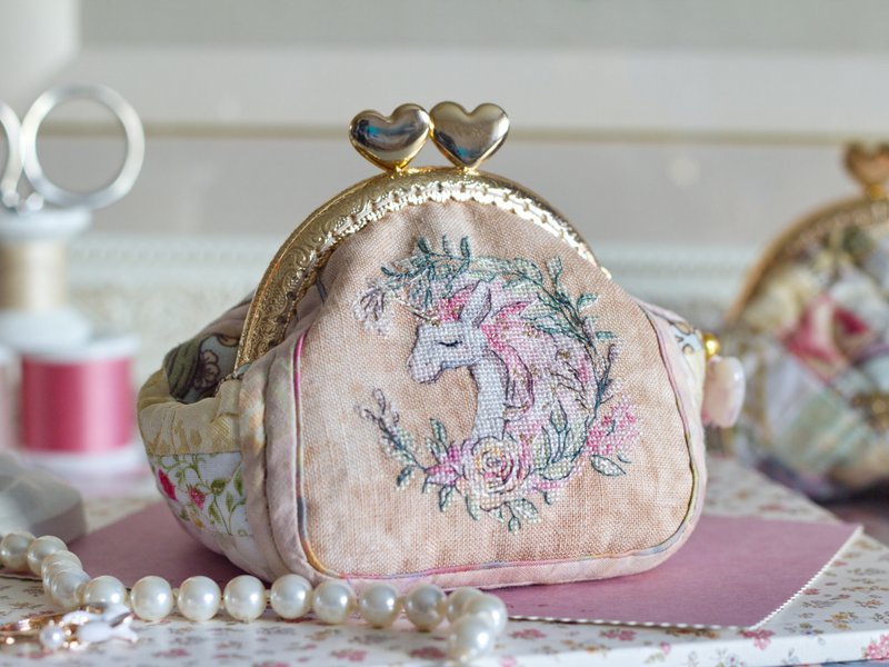 Handmade quilted pouch, coin purse with Unicorn micro cross stitching - 其他 - 環保材質 粉紅色