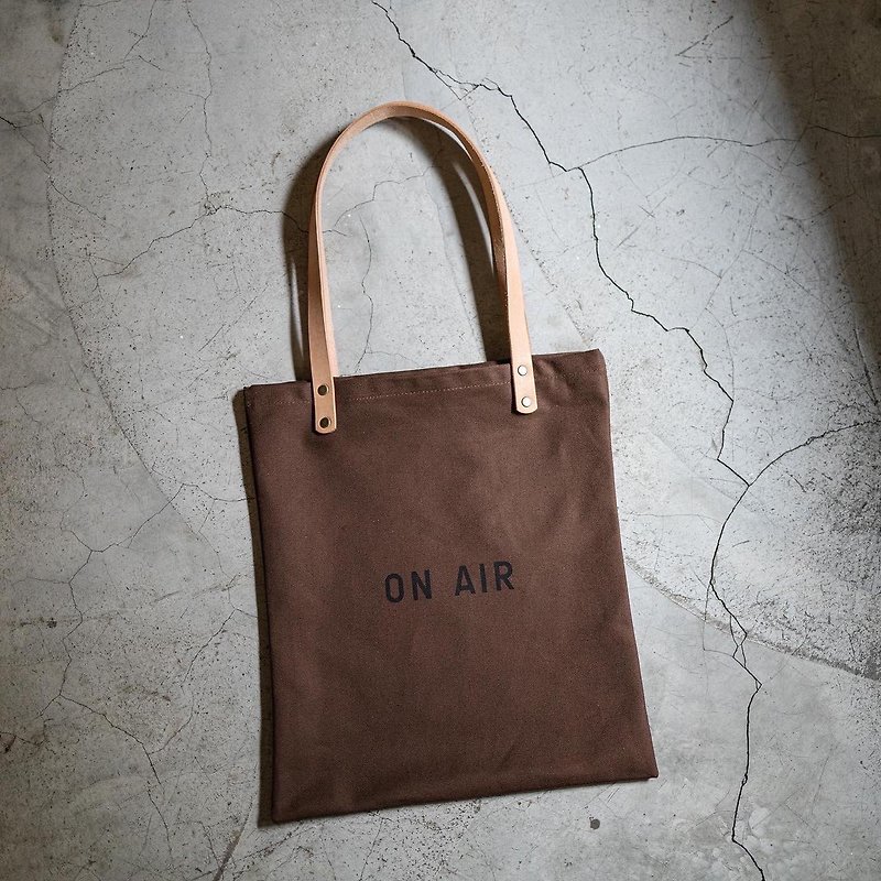 ON AIR series co-branded carry-on bag—vinyl large tote bag - กระเป๋าถือ - วัสดุอื่นๆ สีนำ้ตาล