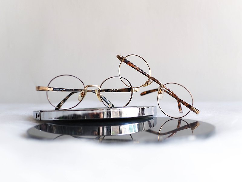 リバーヒル-福島のダイヤモンド形のレンダリングは週末のパーティーを過ごす楕円形の鏡に刻まれたゴールドのワイヤーで縁取られた眼鏡/メガネ - 眼鏡・フレーム - 金属 ゴールド