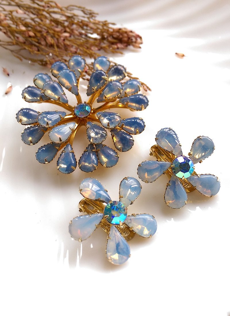 Western antique ornaments. Radiant Flower Shaped Blue Water Moon Pin + Clip Earring Set - ต่างหู - โลหะ สีทอง