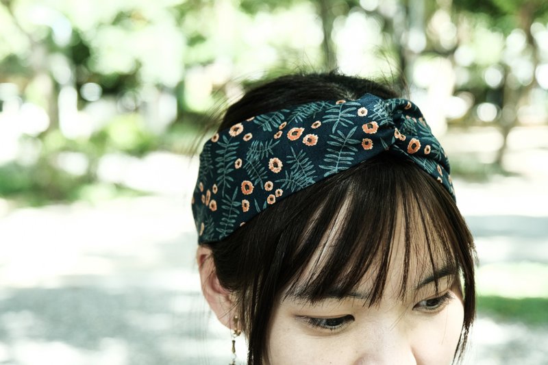 Cross hairband [dark blue small floral] - เครื่องประดับผม - ผ้าฝ้าย/ผ้าลินิน สีน้ำเงิน