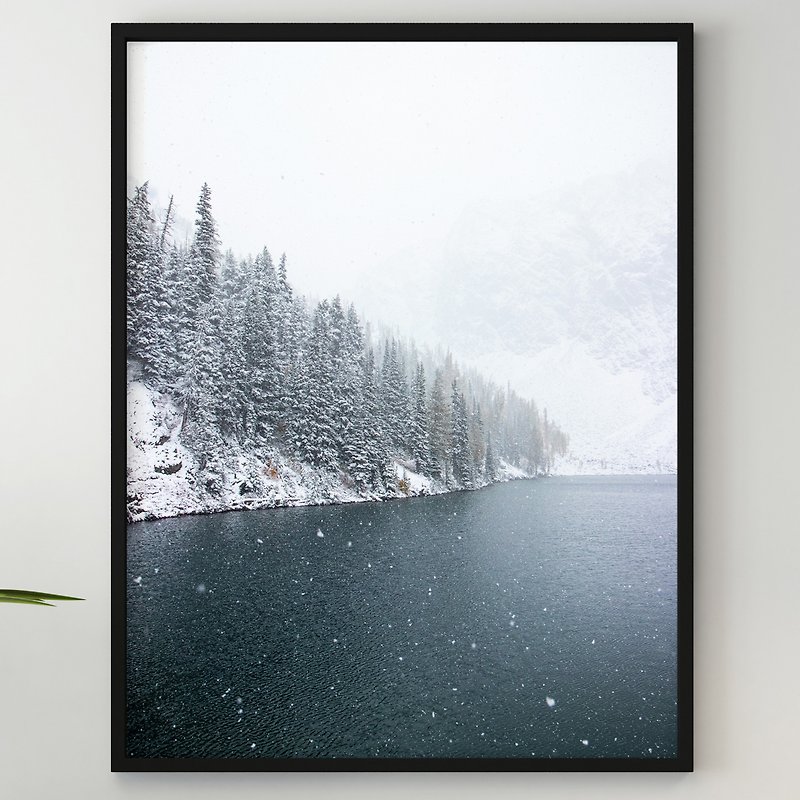 深藍湖松林冬季樹木白色山脈和針葉雪水 - 掛牆畫/海報 - 紙 