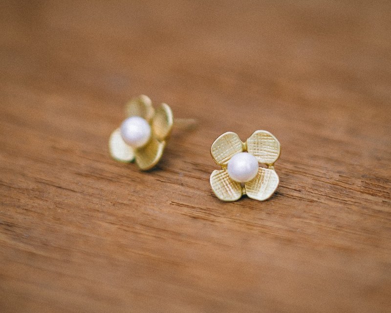 18K Hydrangea - small earrings - gold - pearls - flower - hypo-allergenic - ต่างหู - เงิน สีทอง