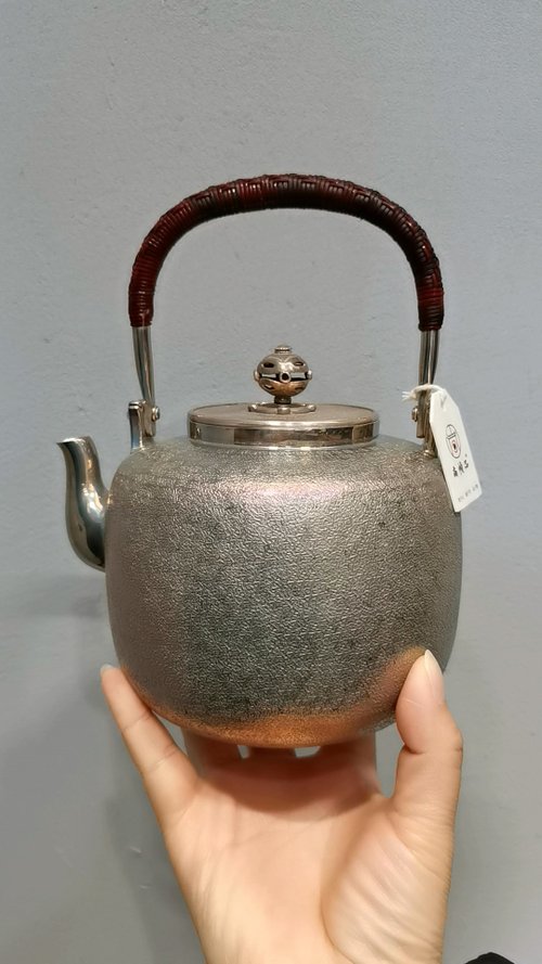 純銀製 三木造 槌目砲口 虹色 平寶珠形湯沸 箱付 銀瓶 煎茶道具 純銀保証 純銀製 三木造 槌目砲口 虹色 平寶珠形湯沸 箱付 銀瓶 煎茶道具